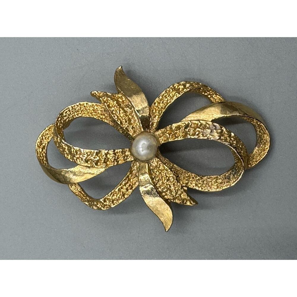 Vintage Gerrys Gold Colored Curling Ribbon Brooch Pin White Faux Pearl In Middle